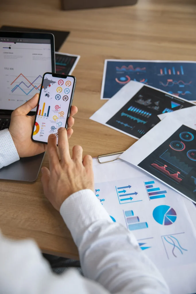 Equipo de ventas analizando datos comerciales