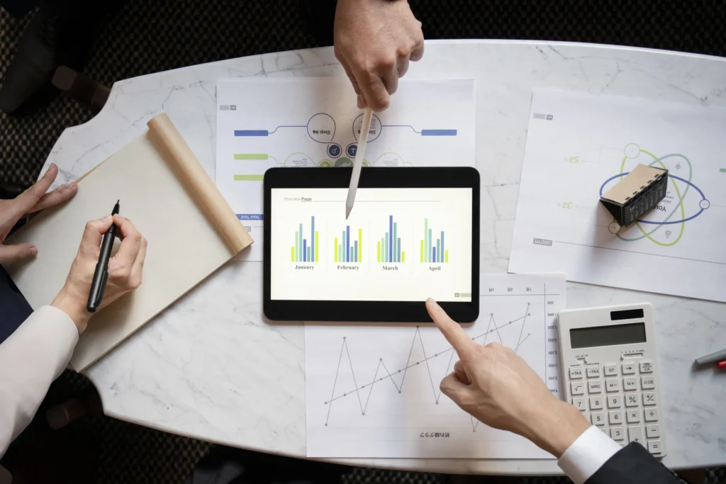 Vista superior de personas de negocios que trabajan con ipad