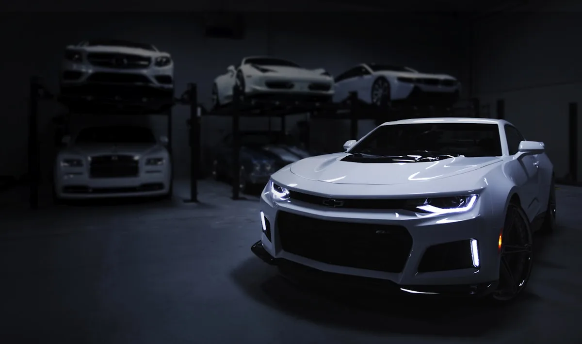 Showroom automotriz con vehículos en exhibición